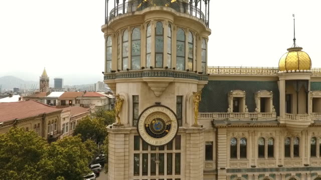 Reloj-astronómico-en-Batumi,-edificio-en-esquina-de-Plaza-Europa-turismo