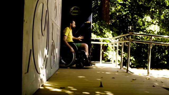 Deaktivieren-Sie-Mann-im-Rollstuhl-fahren-auf-der-schiefen-Ebene