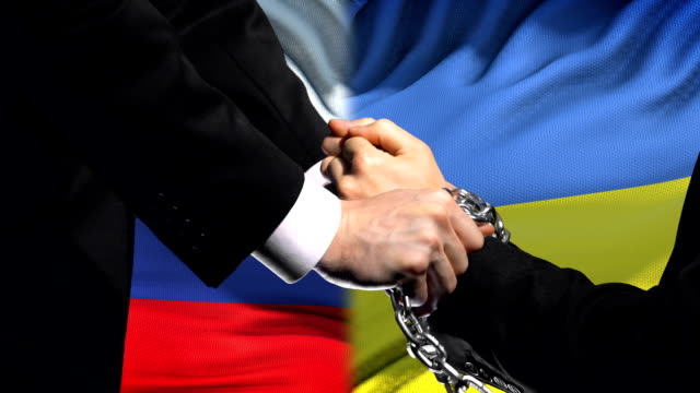 Russland-Sanktionen-Ukraine,-verkettete-Arme,-politischen-oder-wirtschaftlichen-Konflikt,-business