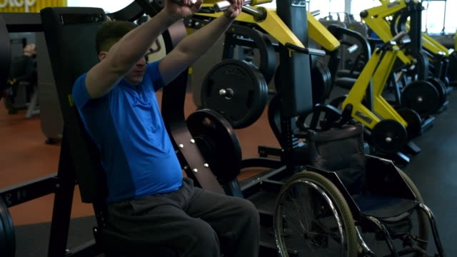 Paraplegic-Mann-Training-im-Fitness-Studio