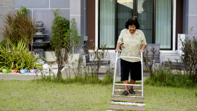 Senior-mujer-caminando-con-andador-en-casa
