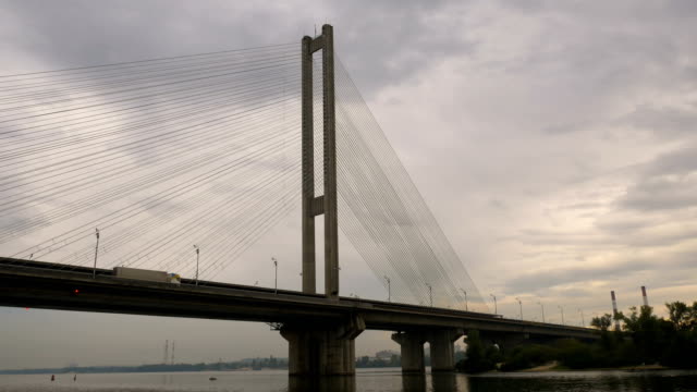 Gran-puente-sobre-el-río.-Arquitectónica-del-edificio-conectando-las-dos-orillas-de-la-ciudad.-Estructura-masiva.-Un-camión-lleva-carga-a-través-del-puente.