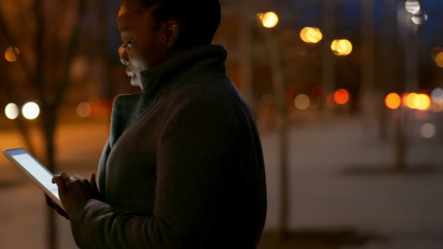 Mujer-africana-escribiendo-en-tableta