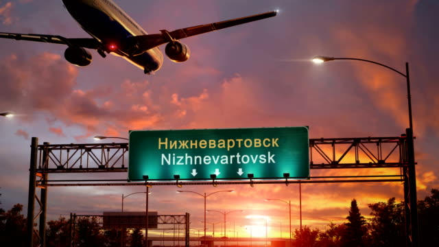 Nizhnevartovsk-de-aterrizaje-de-avión-durante-un-maravilloso-amanecer