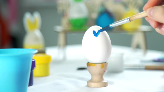 Decoración-de-huevo-de-Pascua-con-el-pincel