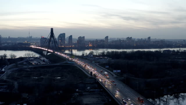 Kiew-steigt-über-Südbrücke