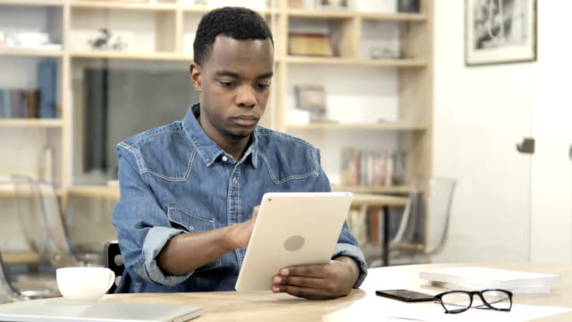 Hombre-africano-usando-la-tableta-en-la-oficina