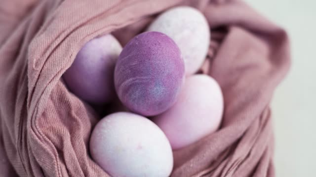 Imágenes-de-huevos-de-Pascua-en-la-cesta