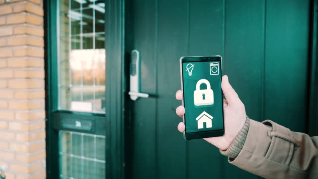 Handy-zeigt-App-zum-Schließen-und-Entsperren-der-Haustür-in-Smart-Home