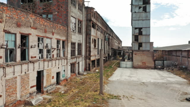 Vista-aérea-de-una-antigua-fábrica-ruina-y-ventanas-rotas