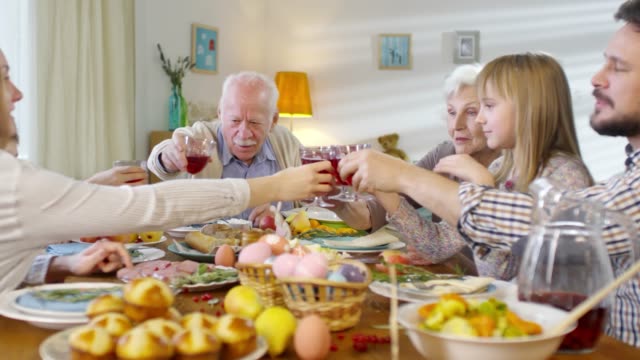 Family-Clinking-Glasses-at-Easter-Dinner