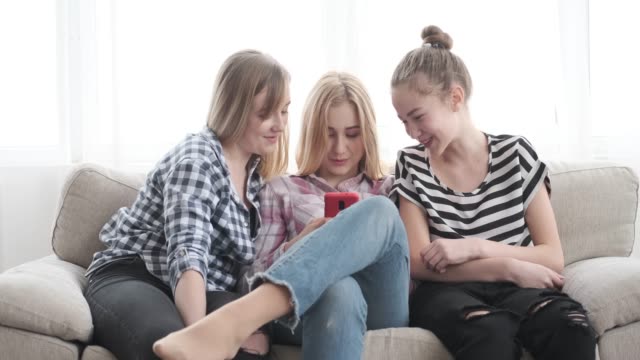 Mädchen-aus-Teenagern-beobachten-Medieninhalte-auf-dem-Handy