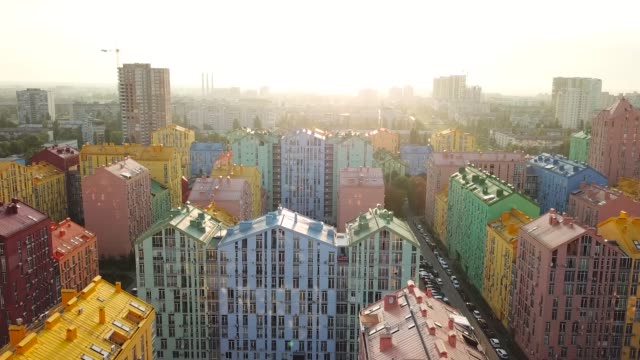Luftaufnahme-des-Bezirks-der-bunten-Häuser-in-Kiew,-Ukraine.-Komfortstädter-Gebäude