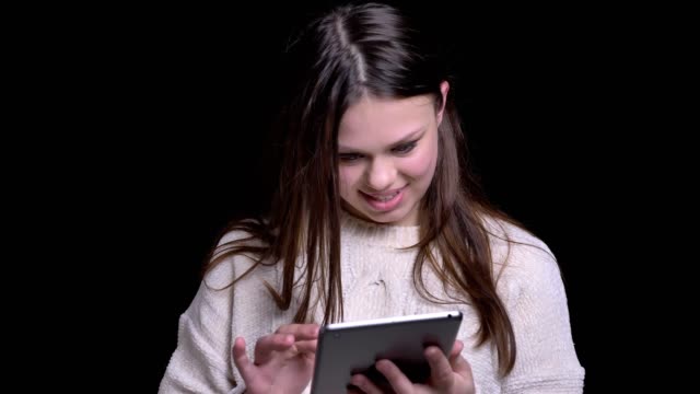 Nahaufnahme-von-jungen-attraktiven-kaukasischen-weiblichen-Texten-auf-dem-Tablet-vor-der-Kamera
