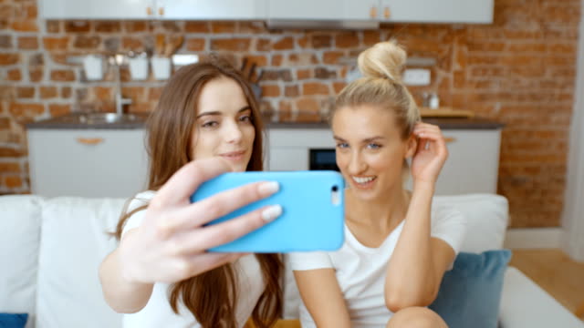 Zwei-junge-Mädchen-machen-Selfie-zu-Hause.