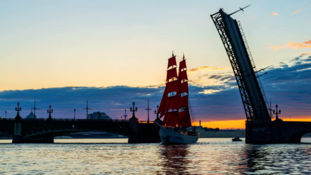 Timelapse-Troitsky-Bridge-and-the-ship-"Scarlet-Sails"-White-nights-in-St.-Petersburg.-Beautiful-Cityscape-Time-Lapse