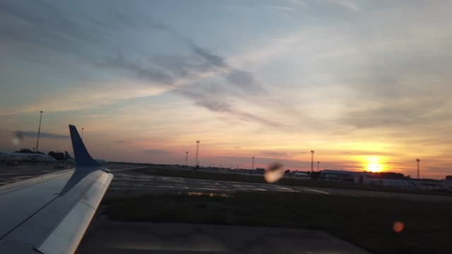 Sunset-over-the-wing-of-an-airplane.