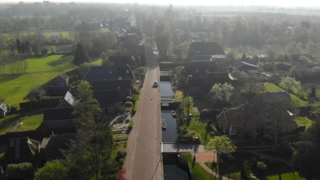Luftaufnahme-kleines-schönes-Dorf-in-Holland.-Fliegen-über-die-Dächer-von-Häusern-und-Straßen-eines-kleinen-Dorfes-in-Holland.