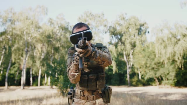 Soldat-mit-Gewehr-trägt-Virtual-Reality-Brille-im-Freien
