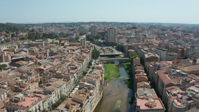 Drohnenaufnahme-der-Altstadt-am-Fluss-Onyar-in-Girona