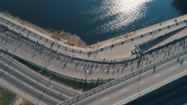 Marathon-running-on-the-turn-to-the-bridge.