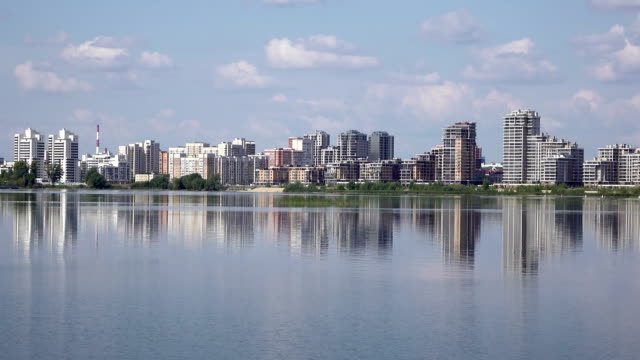 Panorama-de-la-ciudad-de-Kazán-a-través-del-río-Kazanka.-República-de-Tatarstán,-Rusia
