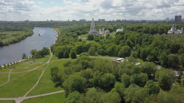 Aerial-view-of-Kolomenskoye-with-Church-of-the-Ascension,-Moscow