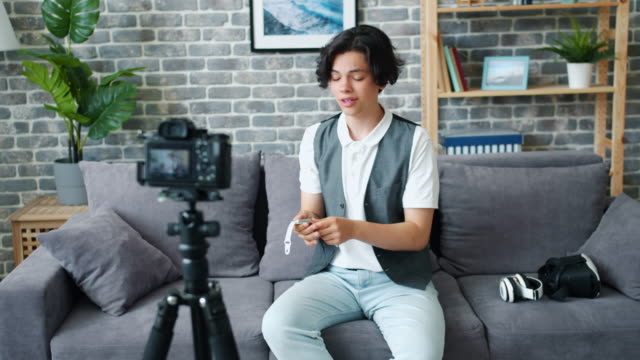 Teenager-Aufnahme-Video-über-moderne-Uhr-halten-Gadget-sprechen-für-Kamera