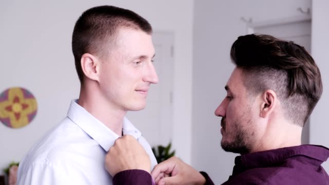 Schwuler-Mann-hilft-seinem-Partner,-Krawatte-für-Vorstellungsgespräch.-Bieten-Sie-Unterstützung.