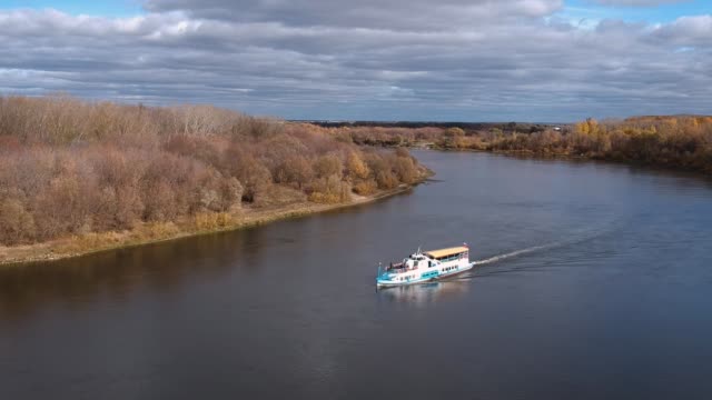 Vista-aérea:-El-barco-turístico-navega-por-el-río-Oka-cerca-de-Ryazan-en-otoño.