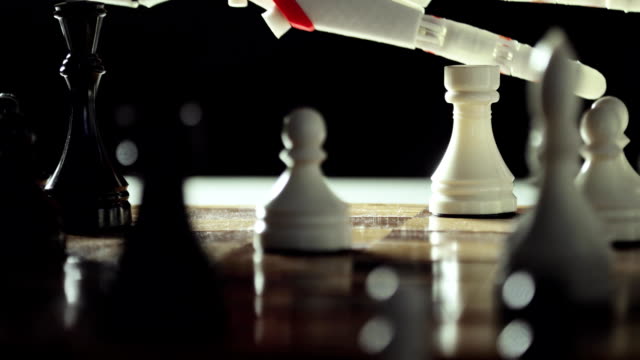 Qualität-intelligente-Roboter-Handprothese-spielt-Schach-auf-Schachbrett