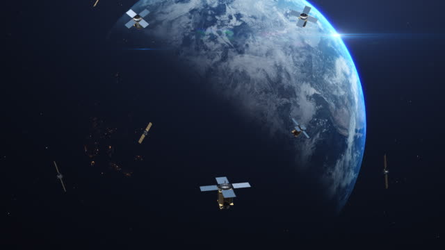 Satélites-volando-alrededor-del-planeta-tierra-en-órbita.-Escena-relacionada-con-la-tecnología.-Mapas-de-la-Tierra-de-la-NASA