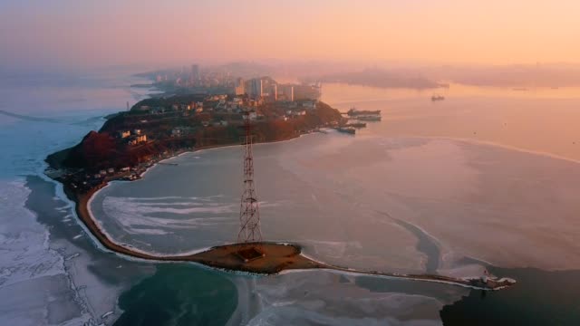 Vista-aérea-de-invierno-del-faro-de-Tokarevskiy---uno-de-los-faros-más-antiguos-del-Lejano-Oriente,-sigue-siendo-una-importante-estructura-de-navegación-y-atracciones-populares-de-la-ciudad-de-Vladivostok,-Rusia.