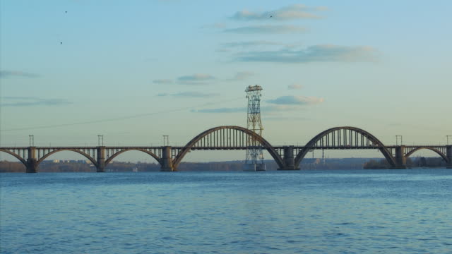 Merefo-Kherson-Eisenbahnbrücke-bei-Sonnenuntergang