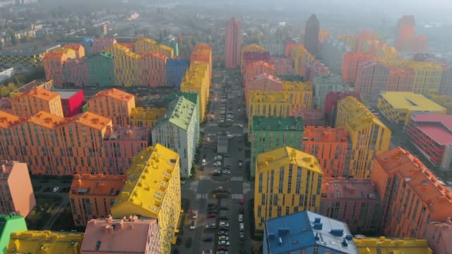 Zona-residencial-con-casas-coloridas,-vista-aérea