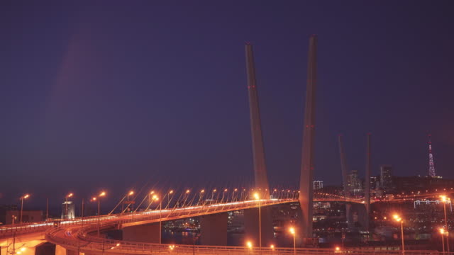 Vladivostok,-Rusia.-Lapso-de-tiempo-al-atardecer-sobre-el-puente-Dorado.