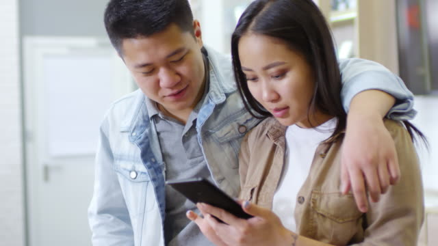 Asiatisches-Paar-mit-neuem-Smartphone
