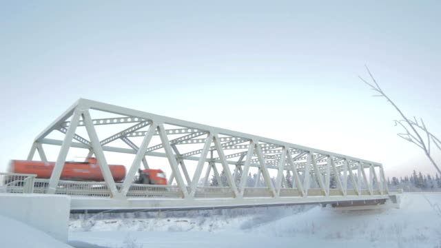 Blick-auf-die-Bogenbrücke-in-Blauem-arktischen-Himmel