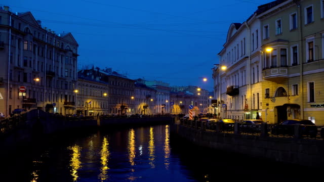 Río-Moyka-por-la-noche,-San-Petersburgo,-Rusia