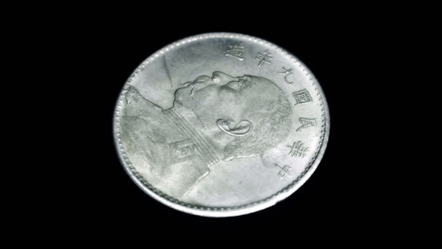 China-alte-Münze-(Yuan)-rotiert-auf-schwarzem-Hintergrund.-Makro.-Closeup