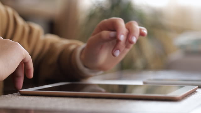 Nahaufnahme-Finger-wischen-Tablet-Bildschirm