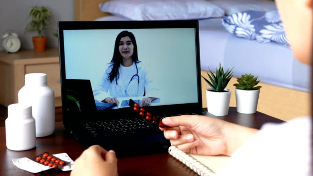 paciente-utilizar-videoconferencia-a-distancia-remota,-hacer-consulta-en-línea-con-el-médico-en-la-aplicación-de-computadora-portátil-sobre-la-enfermedad,-medicamentos-a-través-de-videollamada.-Telesalud,-Telemedicina-y-hospital-en-línea