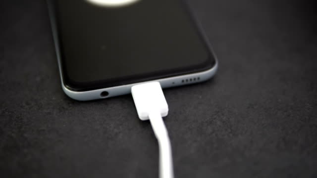 Angeschlossenes-Smartphone-Laden-auf-weißem-USB-C-Kabel