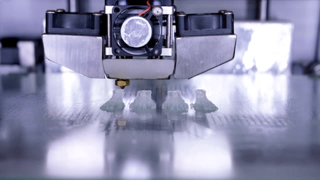 Tres-impresora-tridimensional-durante-el-trabajo-en-laboratorio,-impresora-3D-de-plástico,-impresión-3D