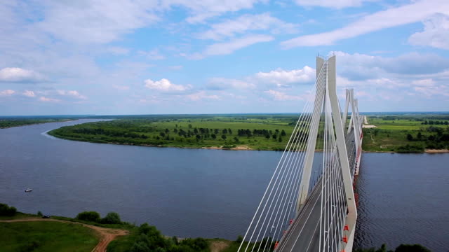 Aerial-shot-schönste-Brücke-in-Russland