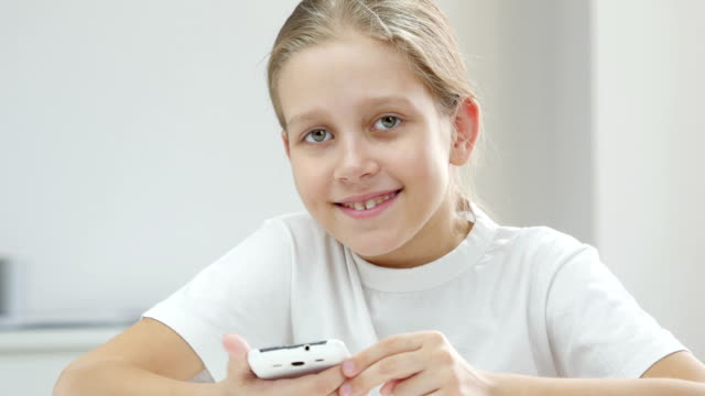 Sieben-Jahre-altes-Mädchen-mit-Smartphone.