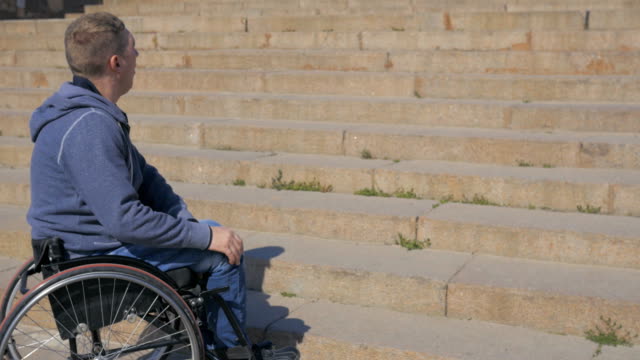 Schritte-für-Rollstuhlfahrer,-behinderte-Menschen-im-Rollstuhl-nicht-Hindernis,-ungültige-Person-im-Rollstuhl-stecken-überwinden-kann