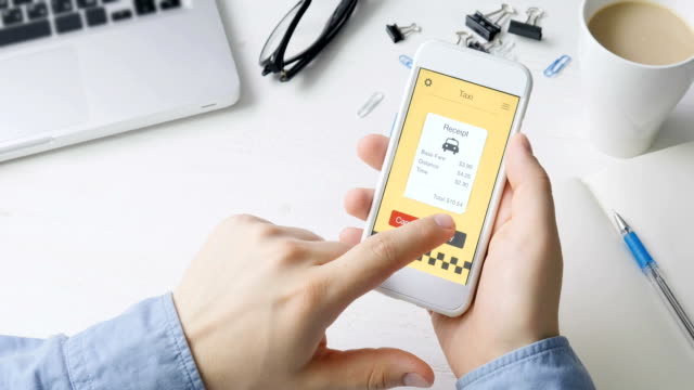 Zahlung-für-Taxi-Fahrt-Rechnung-mit-Smartphone-Anwendung