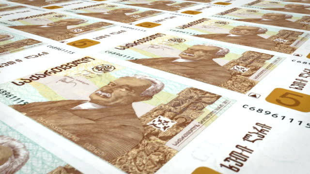 Billetes-de-cinco-lari-georgianos-de-la-República-de-Georgia,-dinero-en-efectivo,-lazo