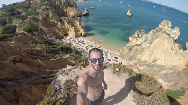 Mitarbeiter,-der-ein-Selbstporträt-in-einem-Strand-an-der-Algarve,-Portugal